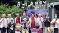社区老年人齐聚，为寿星举办生日派对_副本.jpg
