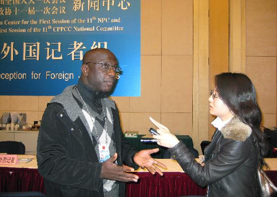 图文：科特迪瓦首次派记者采访中国两会