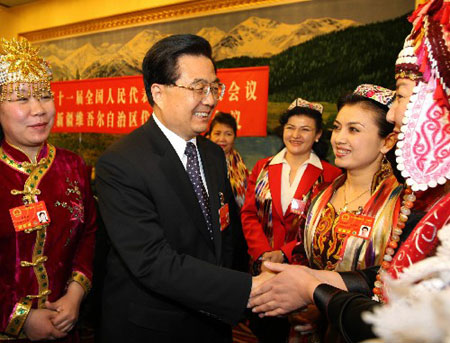Le président chinois Hu Jintao a  appelé samedi à Beijing la population dans la région autonome  ouïgoure du Xinjiang, dans le Nord-Ouest de la Chine, à effectuer  de nouveaux accomplissements dans le développement scientifique et l'harmonie sociale.