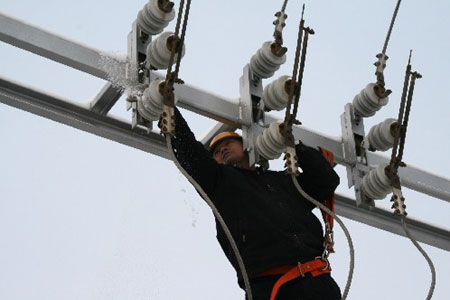 La Chine a rétabli tous les réseaux d&apos;électricité touchés par les pires tempêtes hivernales jamais  vues depuis 50 ans qui ont frappé le sud du pays en janvier, a  indiqué samedi State Grid Corporation.