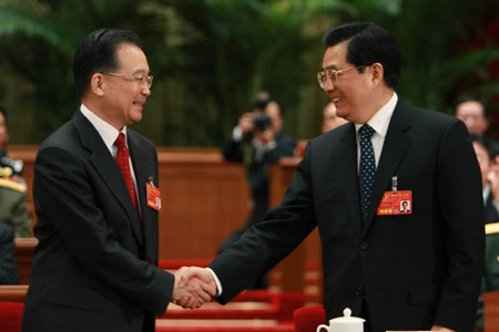 Le président chinois Hu Jintao félicite Wen Jiabao pour l&apos;approbation par le parlement chinois de sa nomination au poste de Premier ministre.