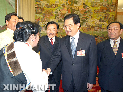 Le président chinois Hu Jintao a  souligné la nécessité d'assurer la stabilité à long terme au Tibet (sud-ouest) lors qu'il a participé à une discussion de groupe avec les députés de l'Assemblée populaire nationale (APN) provenant de  la région autonome du Tibet lundi.