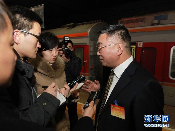 Les membres de la 5e session du 11e comité national de la CCPPC arrivent à Beijing