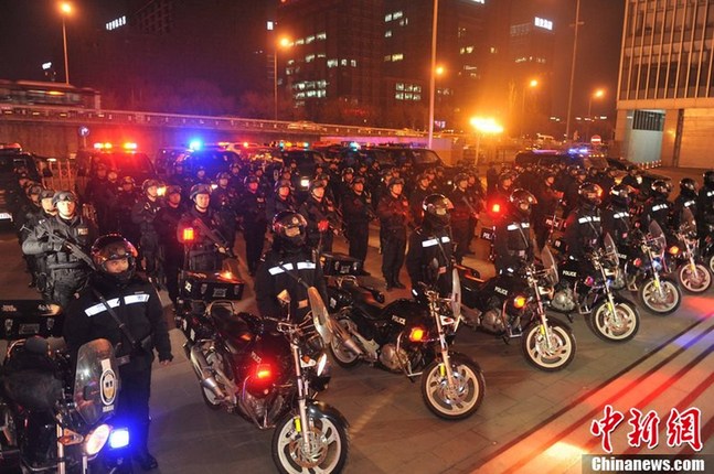 La police de Beijing mène un exercice avant les sessions politiques annuelles