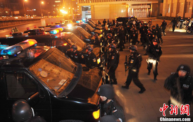 La police de Beijing mène un exercice avant les sessions politiques annuelles