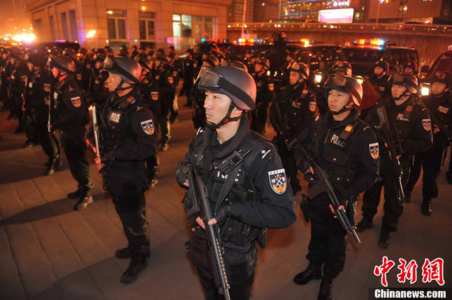 La police de Beijing mène un exercice avant les sessions politiques annuelles