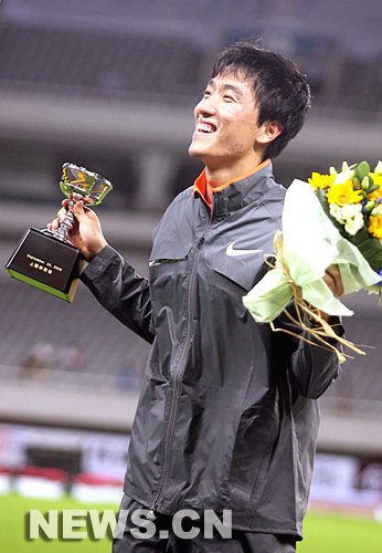 Champion olympique 2004, champion du monde 2007 et ancien recordman du monde (12&apos;&apos;88 en 2006 à Lausanne), Liu Xiang (26 ans), a remporté la médaille d&apos;argent du 110 m haies avec un résultat de 13 secondes 15 lors de la Golden League de Shanghaï.