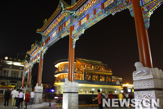 Vue nocturne de l&apos;avenue Qianmen