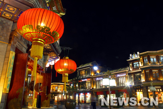 Vue nocturne de l&apos;avenue Qianmen