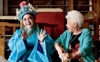 三花川剧团演员和票友们台下摆龙门阵_副本.jpg