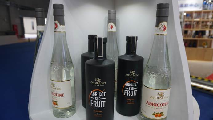 说明: 桌子上的酒瓶
中度可信度描述已自动生成