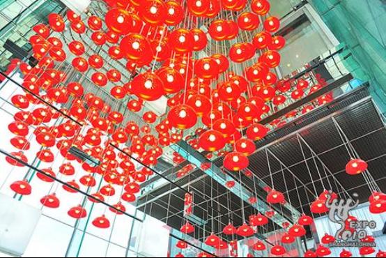 Des lumières tamisées, conçues par des étudiants de l’Institut de design de Hong Kong, éclairent le pavillon de la ville. 