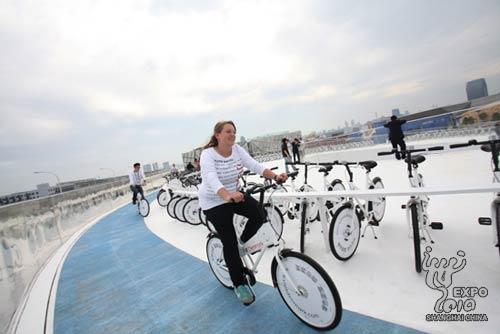 Les visiteurs pourront circuler à vélo dans le pavillon. 