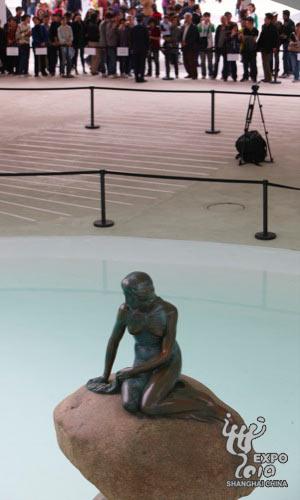 Des visiteurs attendent la présentation de la statue de la petite sirène. 