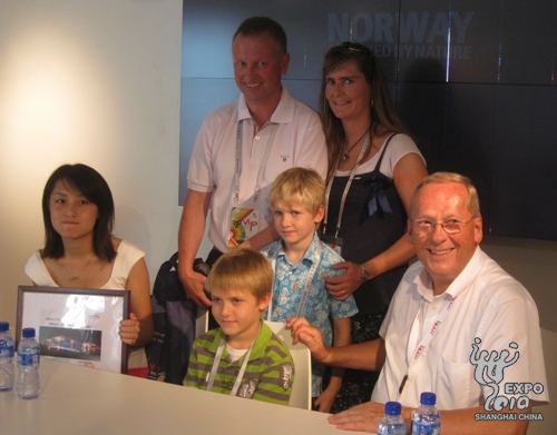  Arild Blixrud, commissaire général de la Norvège à l'exposition universelle de 2010, rencontre la famille de Richard Cornelius.