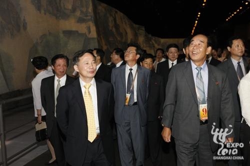Des représentants officiels visitent le pavillon de la Chine