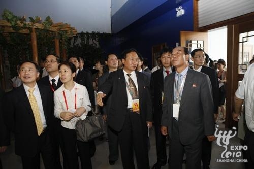 Des représentants officiels visitent le pavillon de la Corée du Nord