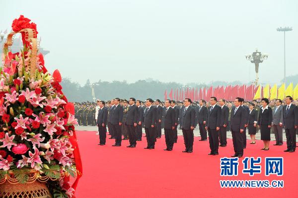 Journée nationale : des dirigeants chinois déposent des fleurs devant le Monument aux Héros du peuple