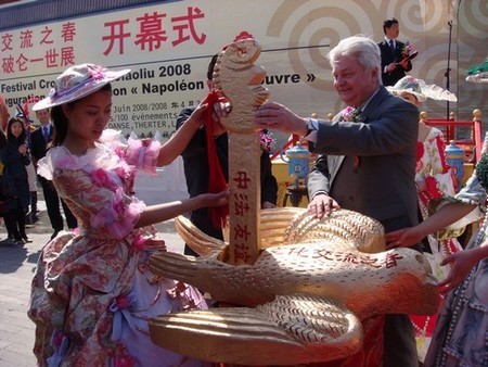 L’ambassadeur de France en Chine M. Hervé Ladsous met dans la serrure en forme d’hirondelle dorée la clé sur laquelle est calligraphiée l’amitié sino-française.