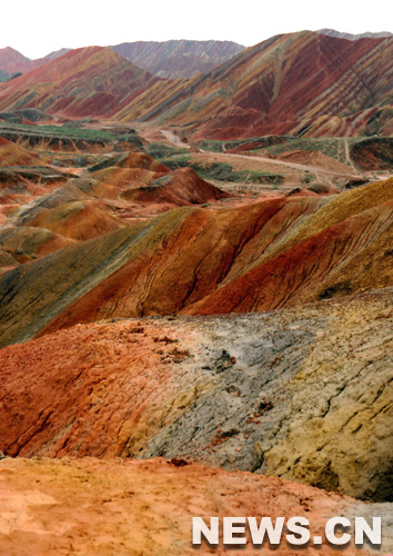 Après l&apos;averse, les reliefs extraordinaires du Gobi Danxia dans le parc du relief de Danxia, dans la province du Gansu, attirent nombre de touristes. Situé dans le district de Linze du Gansu, le parc du relief de Danxia occupe une superficie de 510 km².