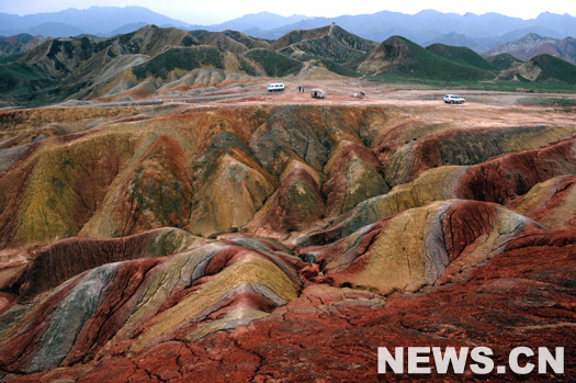 Après l&apos;averse, les reliefs extraordinaires du Gobi Danxia dans le parc du relief de Danxia, dans la province du Gansu, attirent nombre de touristes. Situé dans le district de Linze du Gansu, le parc du relief de Danxia occupe une superficie de 510 km².