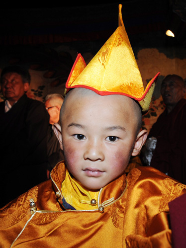 La réincarnation du 5e Bouddha vivant Dezhub a été identifiée suite à un tirage au sort mis en place dimanche matin 4 juillet au monastère de Jokhang à Lhassa, capitale de la région autonome du Tibet (sud-ouest).