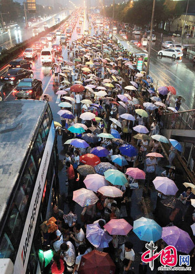 Des pluies diluviennes s&apos;abattent sur Beijing_1