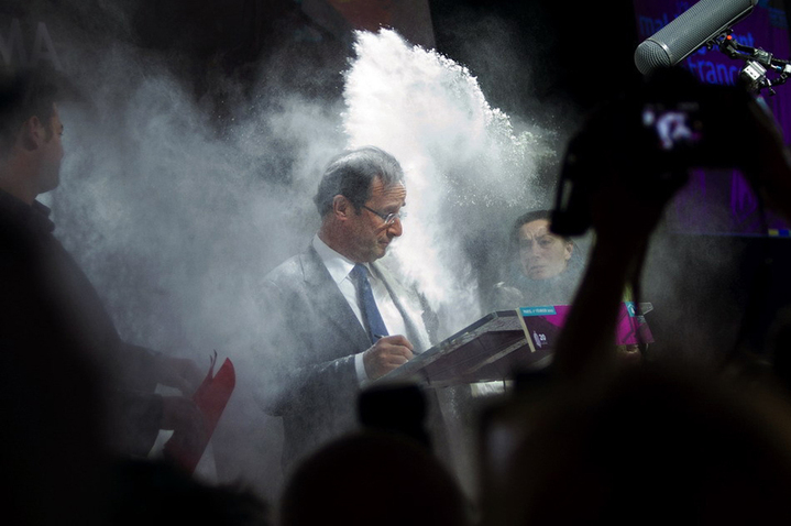 Le candidat PS Francois Hollande attaqué à la farine2