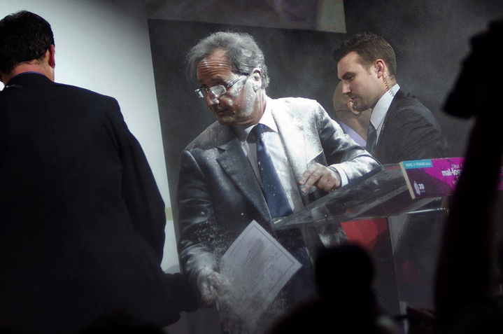 Le candidat PS Francois Hollande attaqué à la farine3
