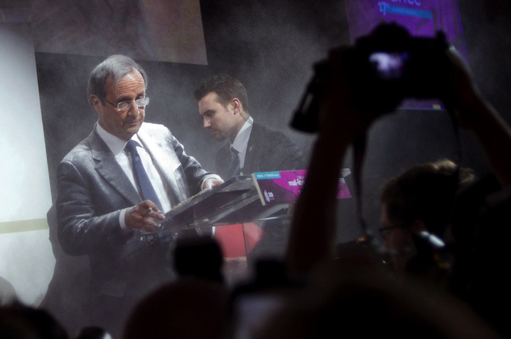 Le candidat PS Francois Hollande attaqué à la farine4