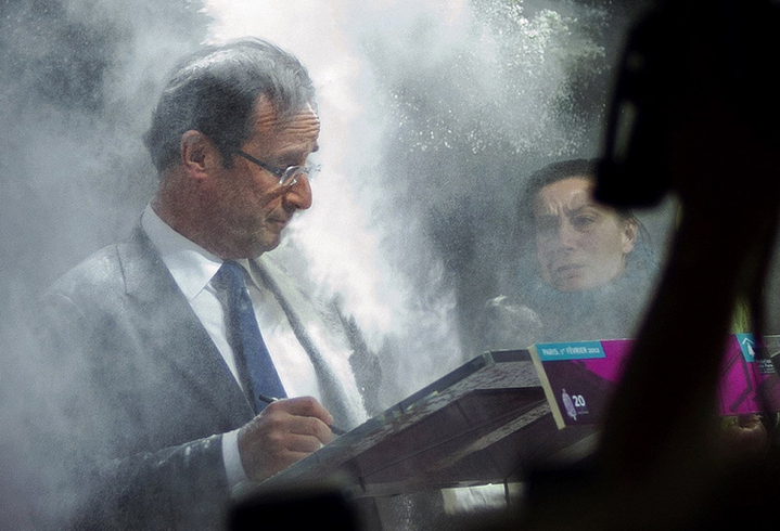 Le candidat PS Francois Hollande attaqué à la farine5