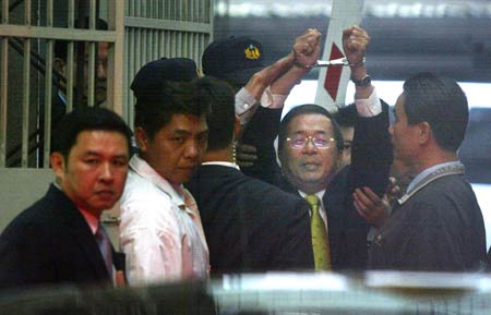 L'ex-dirigeant de Taiwan Chen  Shui-bian a été menotté par les procureurs mardi pour son  implication dans des affaires de blanchiment d'argent à l'étranger et de corruption.