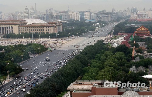 L&apos;élargissement et la remise en état de la plus grande avenue de Beijing, l&apos;Avenue Chang&apos;an, se sont achevés mardi, à un mois des célébrations du 60e anniversaire de la fondation de la République populaire de Chine (RPC).