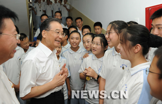 A l&apos;approche de la 25e Journée des enseignants, le 10 septembre, le Premier ministre chinois Wen Jiabao a appelé les enseignants à améliorer le niveau de leur enseignement et à se montrer zélés.