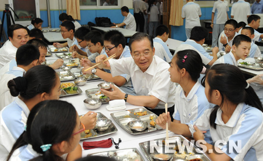 A l&apos;approche de la 25e Journée des enseignants, le 10 septembre, le Premier ministre chinois Wen Jiabao a appelé les enseignants à améliorer le niveau de leur enseignement et à se montrer zélés.