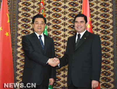 Le président chinois Hu Jintao, en visite au Turkménistan, et son homologue turkmène Gourbangouly Berdymoukhamedov se sont accordés dimanche à Achkhabad de faire avancer continuellement la coopération bilatérale de manière globale et durable.