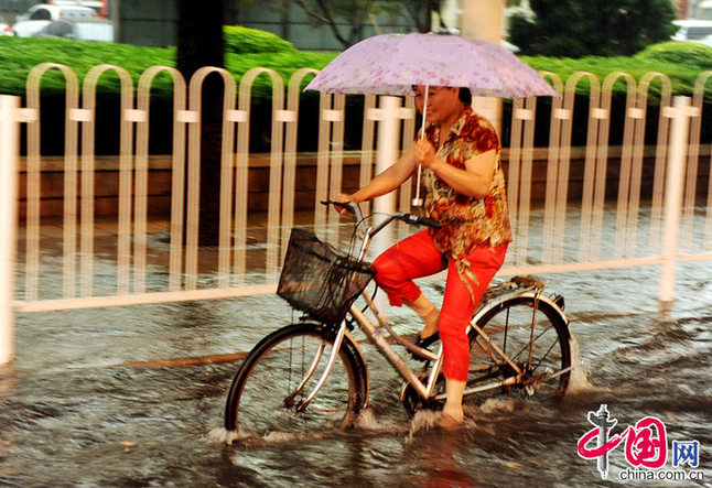 Des pluies diluviennes s&apos;abattent sur Beijing_4