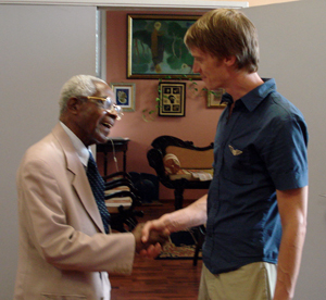 Le poète Aimé Césaire, salue l'un de ses admirateurs