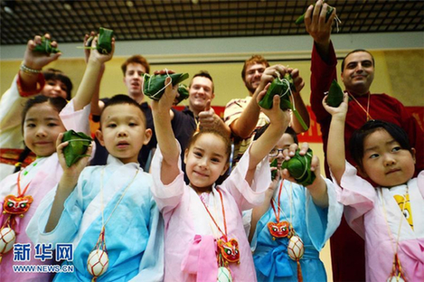 Des étrangers apprennent à préparer des zongzi pour la fête des Bateaux-Dragons