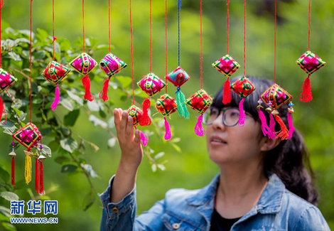 Hohhot : confection de sachets parfumés pour la fête des Bateaux-Dragons