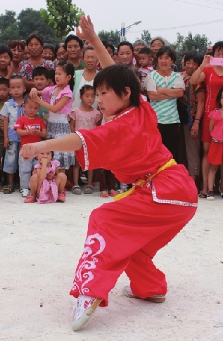 Une petite fille chinoise impressionne les Français avec son kung-fu