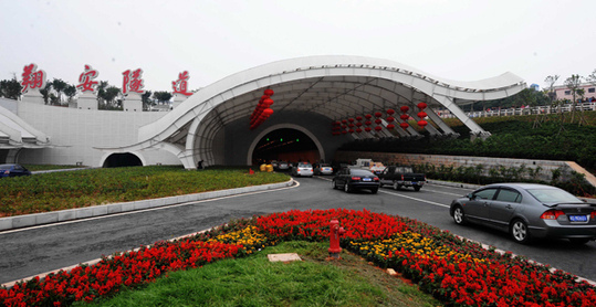 Le premier tunnel sous-marin dans la partie continentale de Chine est entré en service lundi 26 avril.