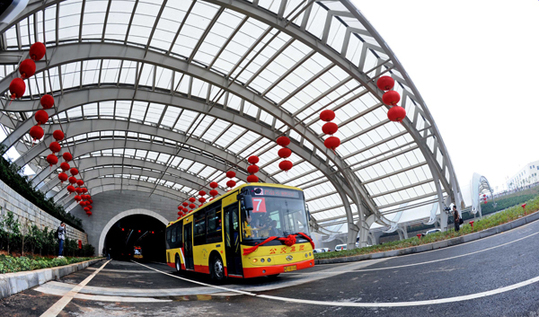 Le premier tunnel sous-marin dans la partie continentale de Chine est entré en service lundi 26 avril.