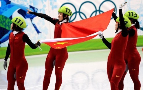 图文-中国勇夺女子3000米接力金牌五星红旗飘扬