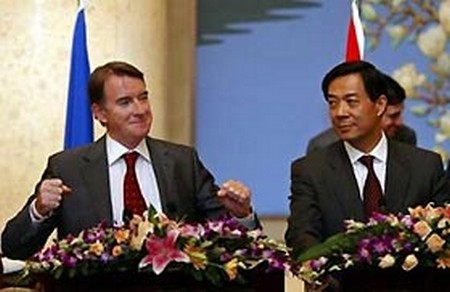 Photo archive: Le commissaire européen au commerce Peter Mandelson et le ministre chinois du commerce Bo Xilai 