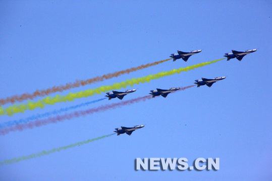 Une formation aérienne de l&apos;Armée populaire de Libération (APL) a tracé dimanche des lignes rouges, blanches et bleues dans le ciel de Beijing pour marquer le 60e anniversaire des forces aériennes de l&apos;APL.