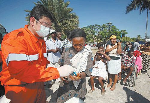 中国救援队救治海地受伤民众