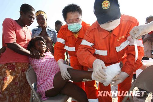 中国救援队救治海地受伤民众（组图）