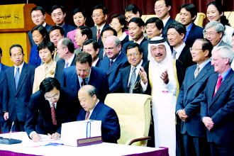 二一年十一月十一日,卡塔尔首都多哈,中国加入世界贸易组织签字仪式现场。