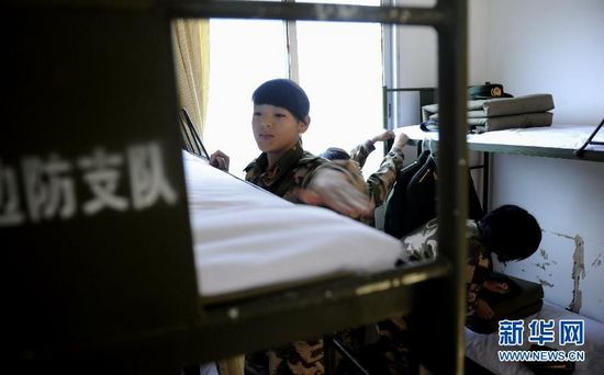 西藏林芝公安边防支队米林县南伊乡女子边防派出所的官兵在整理内务(3月24日摄)。新华社记者